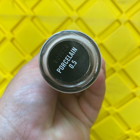 NEW bareMinerals BarePro Liquid Foundation - 0.5 Porcelain - Broad Spectrum 20 - Picture 3 of 6